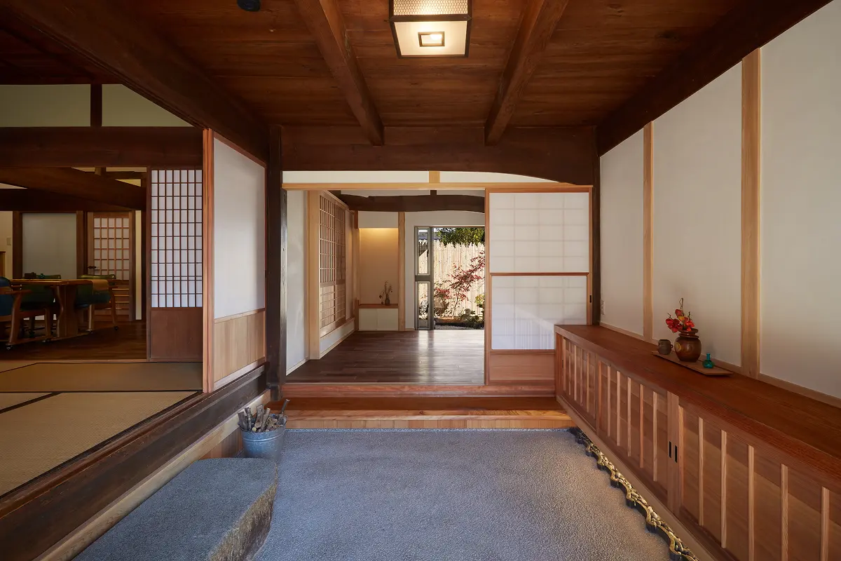 現代的にリノベーションされた和風の玄関