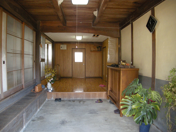昔ながらの木造住宅の玄関スペース