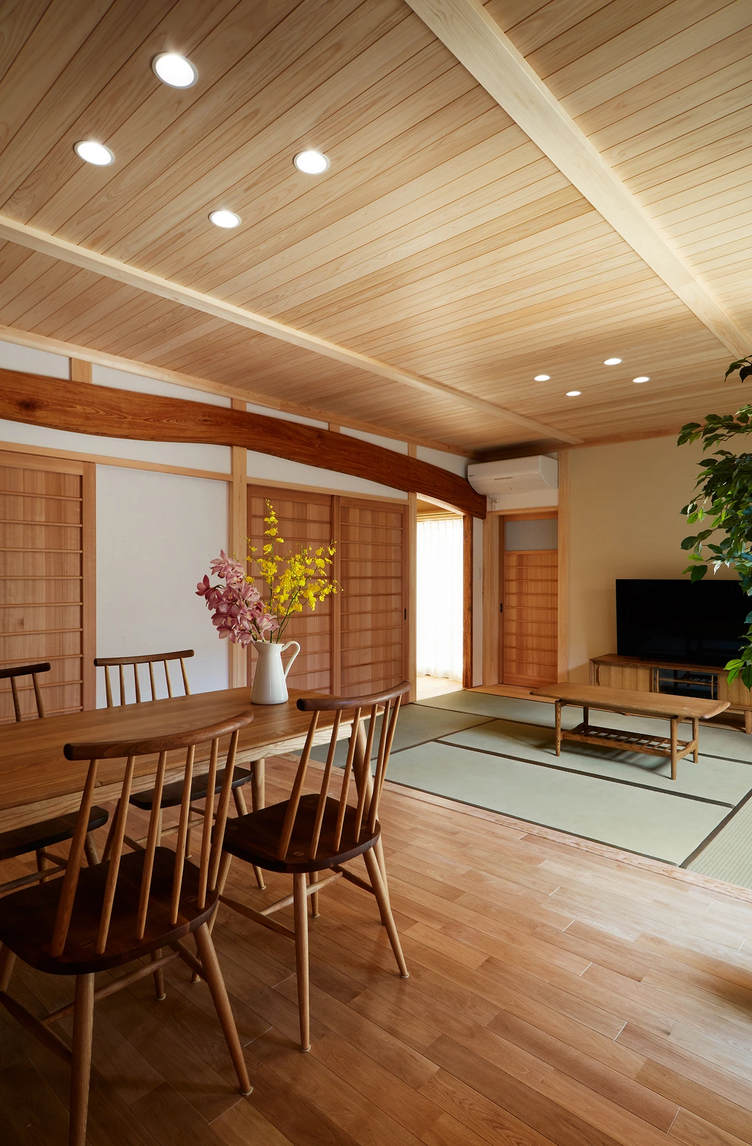 木材を活かした和モダンなダイニングとリビングの内装