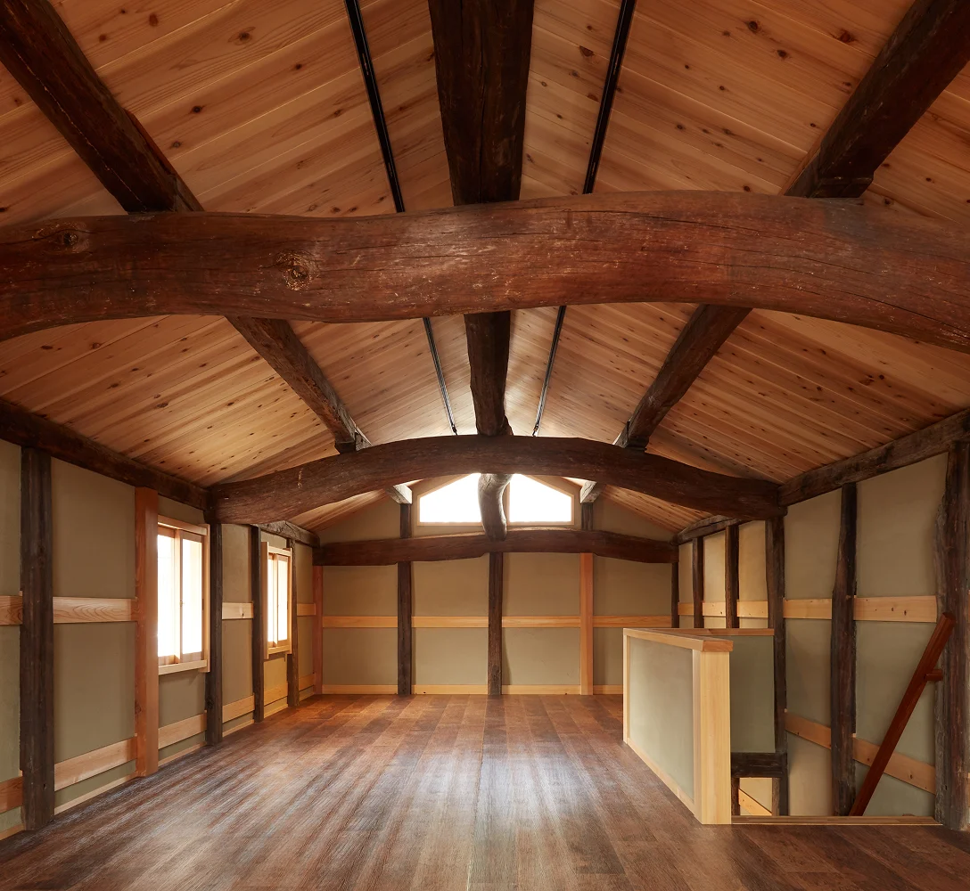 太い梁が特徴の木造古民家の天井とロフト空間