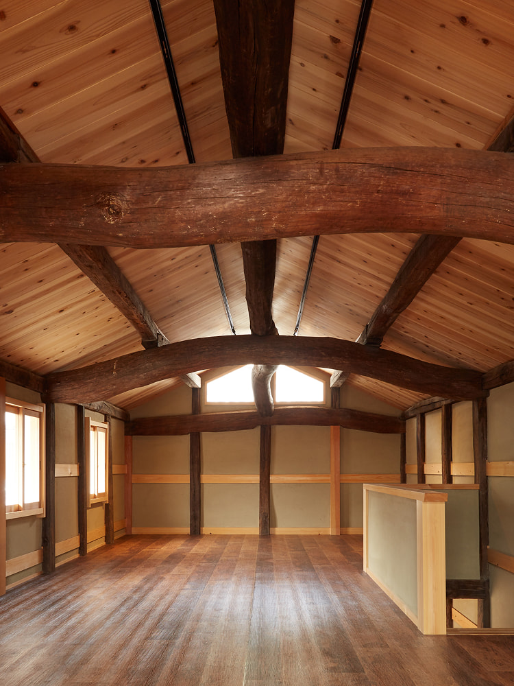 古民家の屋根裏部屋の内部構造を見せる木造空間