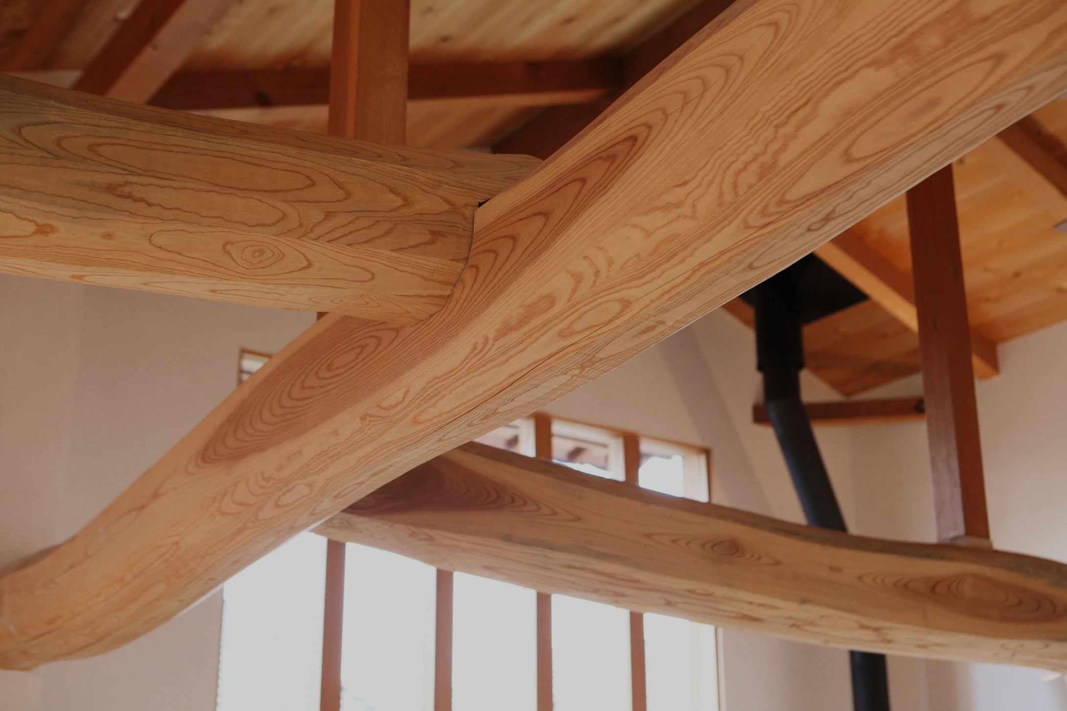 交差する美しい木目の梁が特徴の天井部分