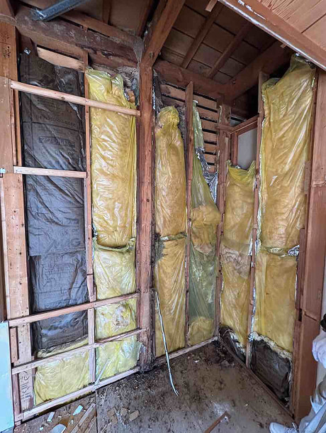 劣化した断熱材による施工不良の様子