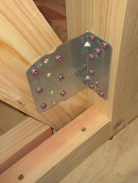 木材の接合部に取り付けられた耐震用の金属金具