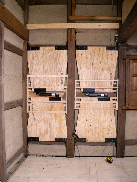 新しい高性能断熱材が施工された壁の内部