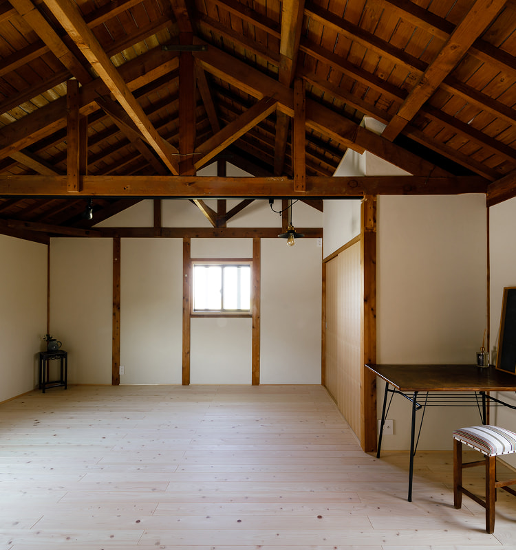 梁が見える木造天井と白壁のシンプルな和モダン空間