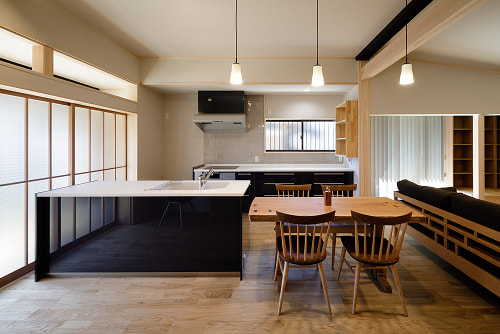 和の要素が調和した明るいキッチンとダイニング空間
