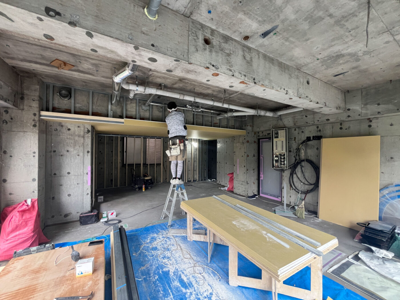 Before  マンションの一部屋を解体し、コンクリートがあらわしになった状態からリノベーションがスタート