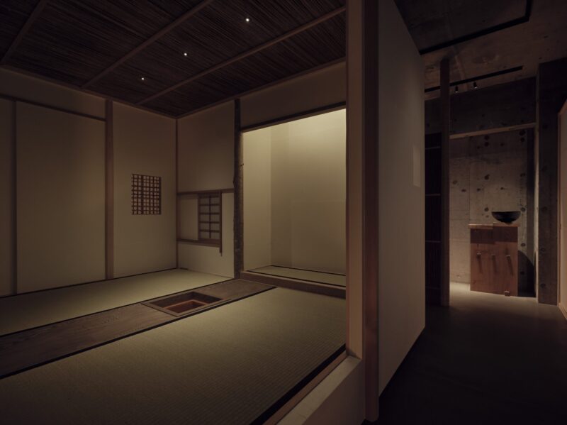 光とともに佇む、マンションの中の二畳中板茶室 /東京都